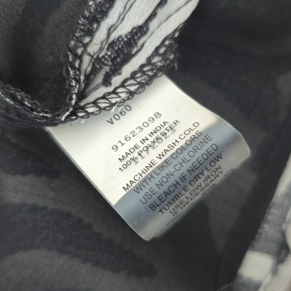 Vince Camuto-Zebra  Print BLOUSE - Picture 4 of 5